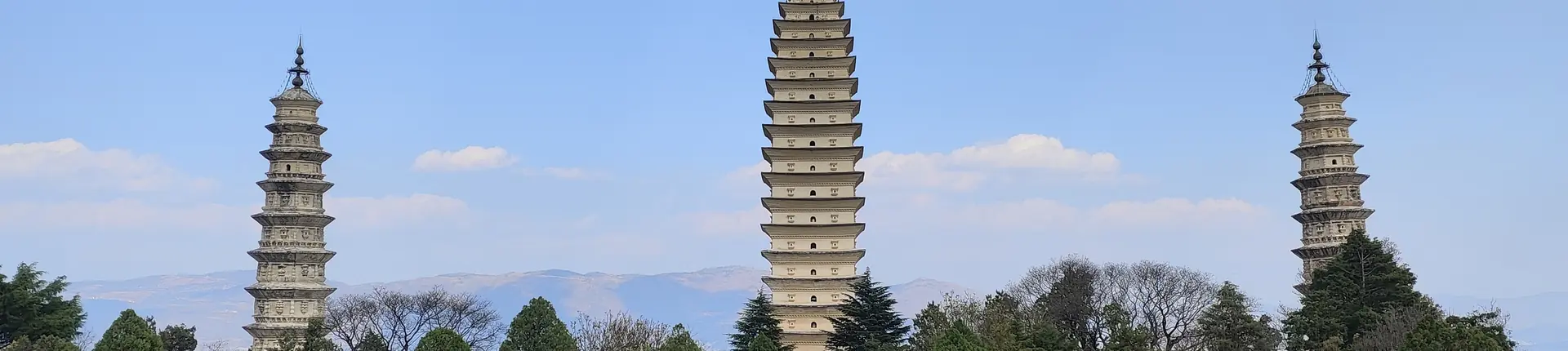 Erhai Lake and mountain scenery in Dali on a seven-day Yunnan tour