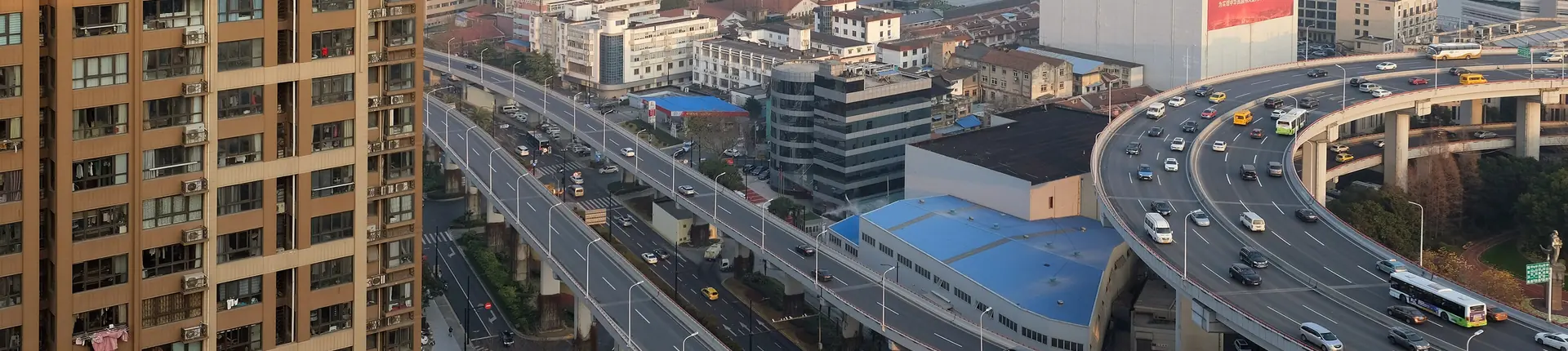 Laluan susur keluar lebuh raya berpusing dan bangunan bandar berdekatan di Nanpu Bridge, Shanghai