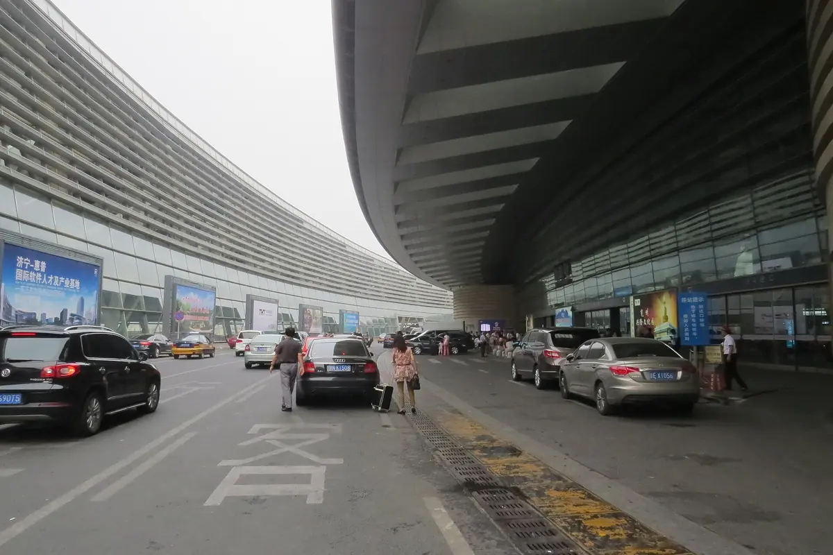 Westeingang des Südbahnhofs Peking (20150807081724), zur Veranschaulichung des Augustwetters