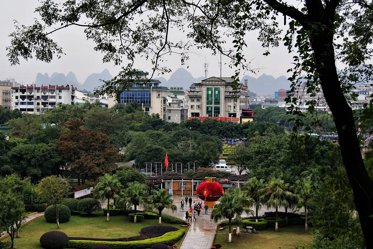 Bâtiments de Guilin au bord d’une rivière et d’un jardin paysager, sous des branches retombantes