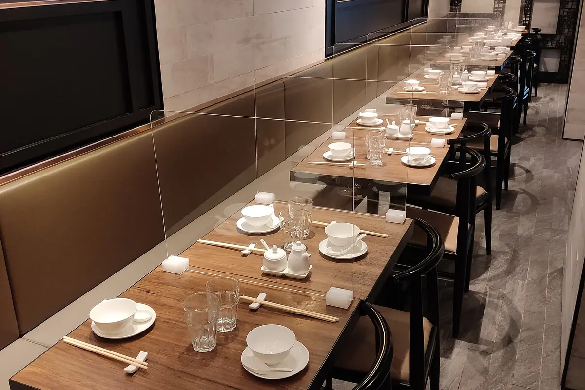 Tables et chaises dans un restaurant de cuisine shanghaïenne à Hong Kong