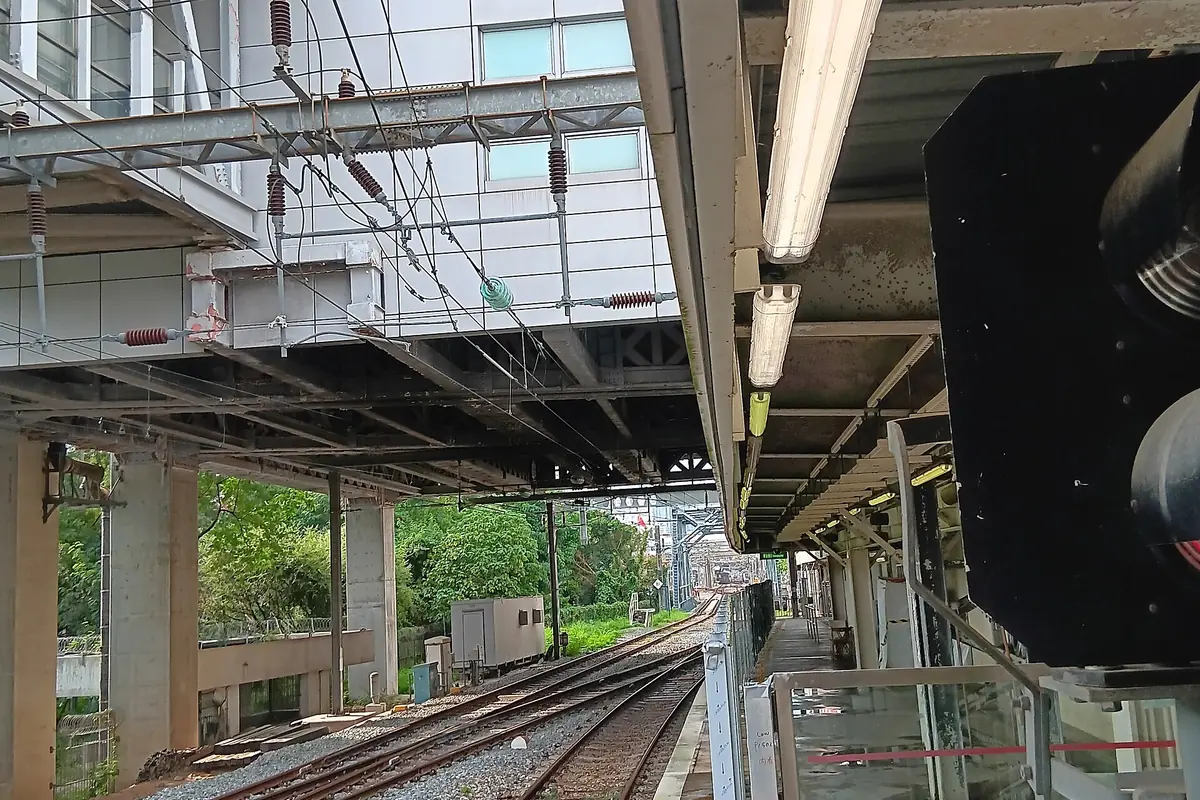 Tracks from Lo Wu MTR station to Shenzhen railway station, illustrating Airport Express Hong Hong Ticket