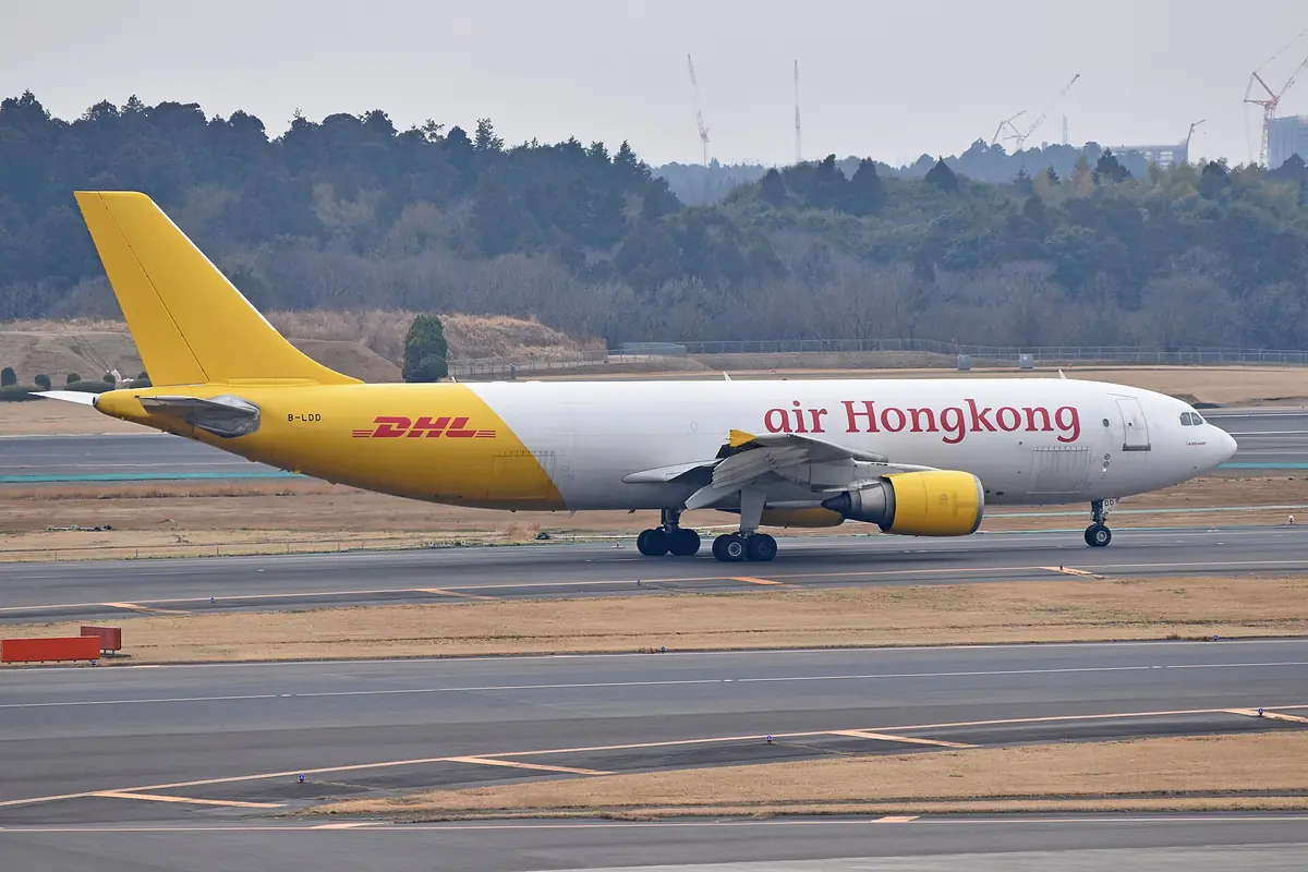 Avion cargo jaune d'Air Hongkong roulant sur l'aire de trafic d'un aéroport