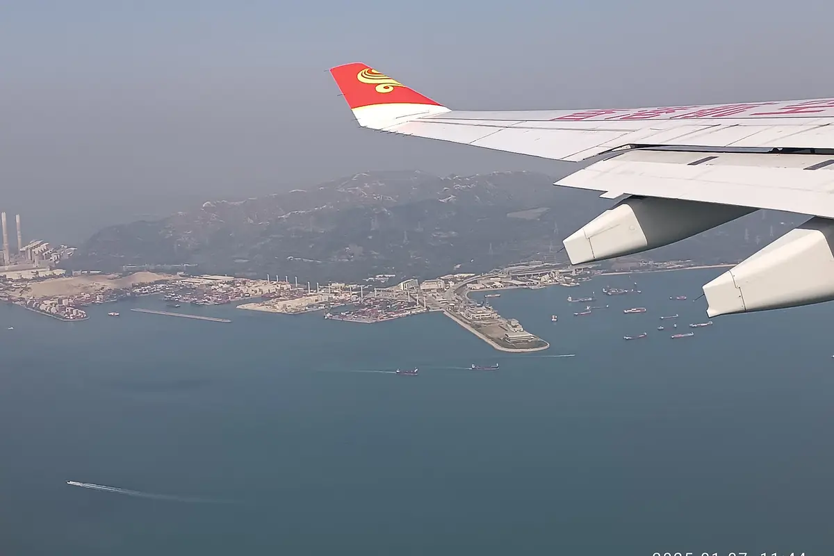 Vue depuis le hublot d'un avion de Hong Kong Airlines