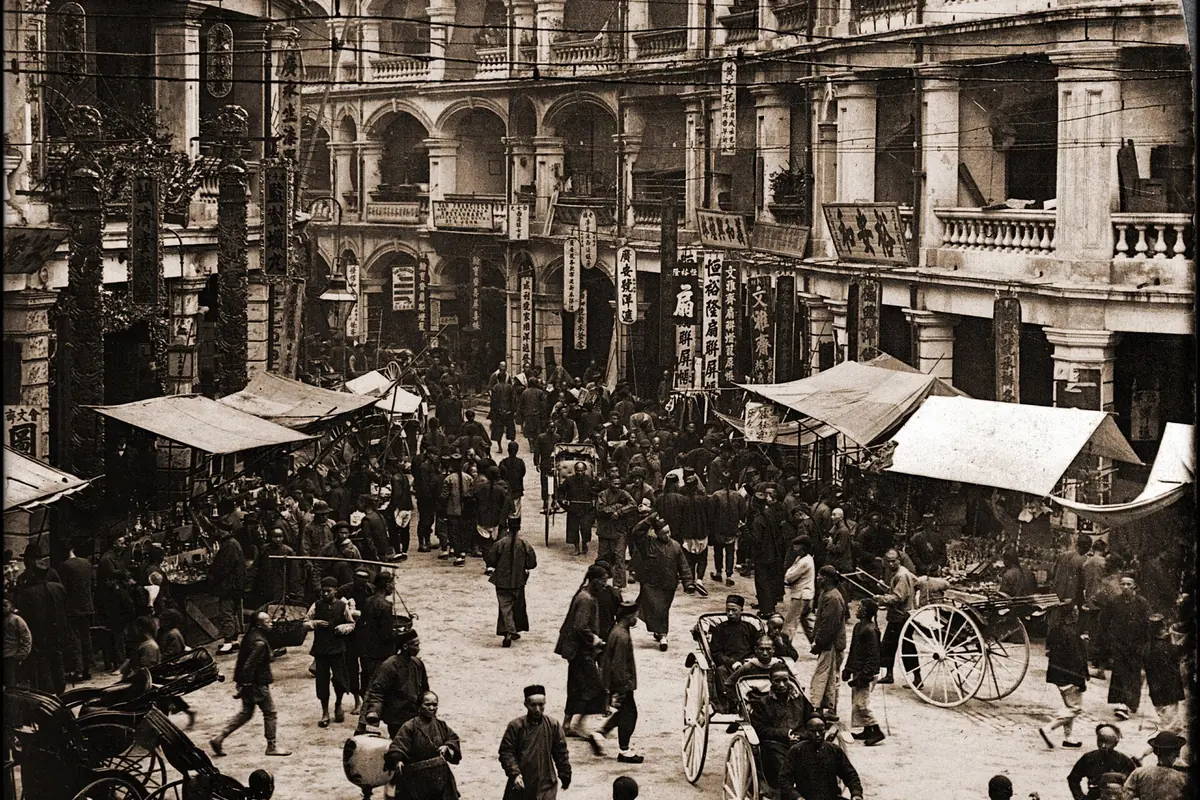 Старинная черно-белая фотография толпы на улице с нарядными зданиями