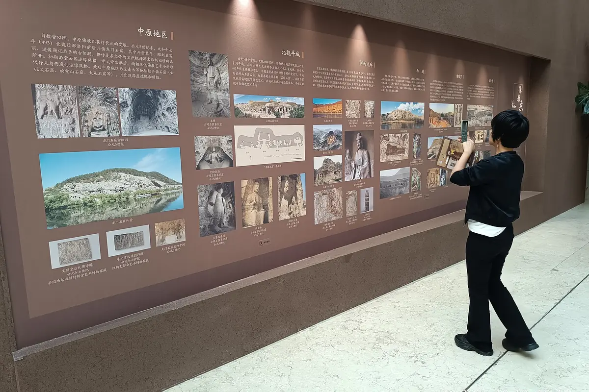 Pengunjung meneliti foto sejarah dan teks penerangan pada dinding muzium