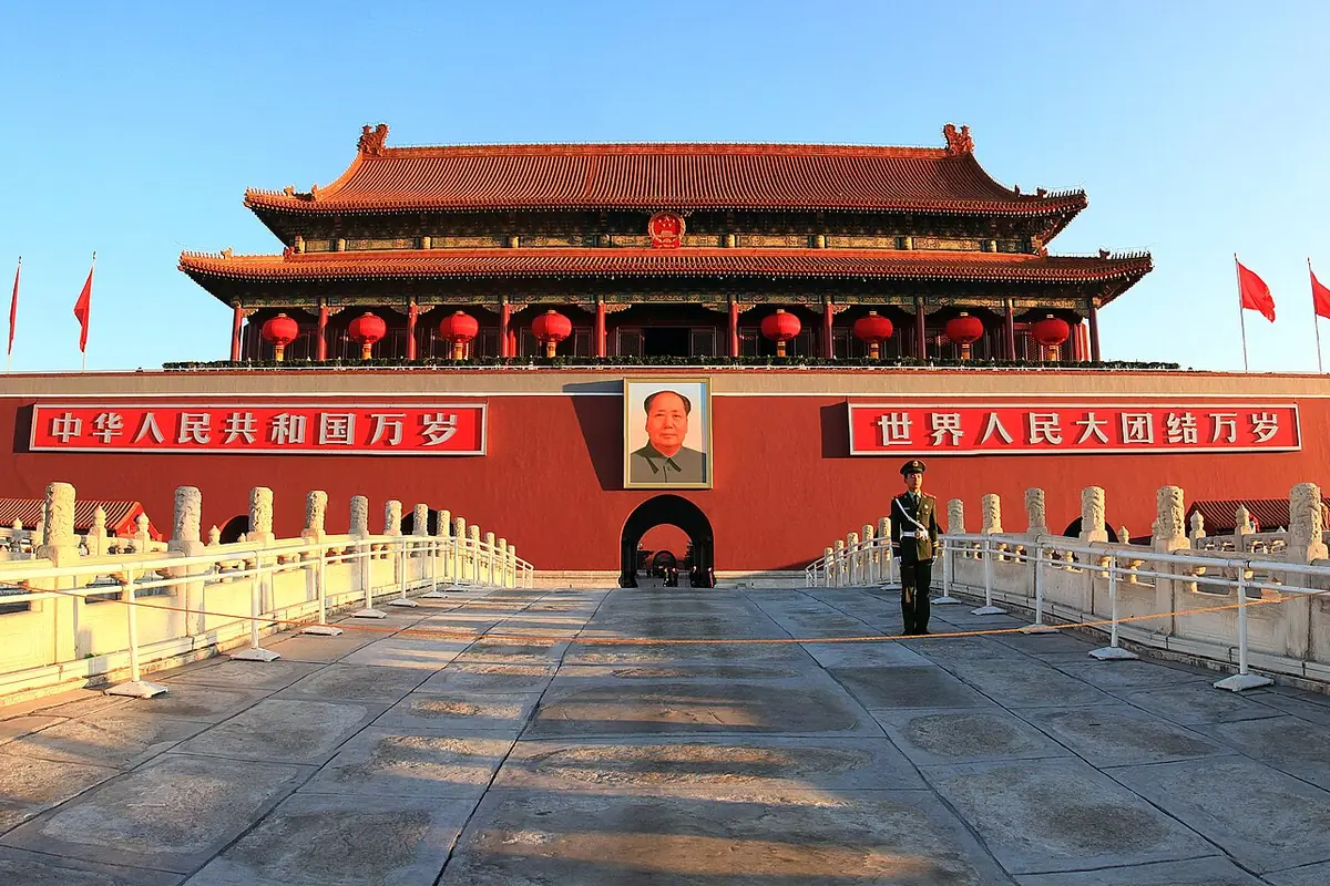 Pintu Tiananmen dengan tembok merah, bumbung keemasan dan tanglung di atas halaman hadapan yang luas di Beijing