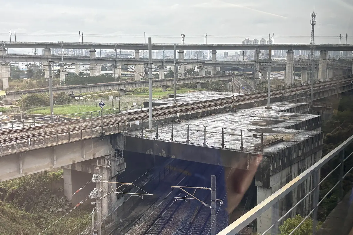 Viaducs ferroviaires à plusieurs niveaux au-dessus d’un réseau dense de voies
