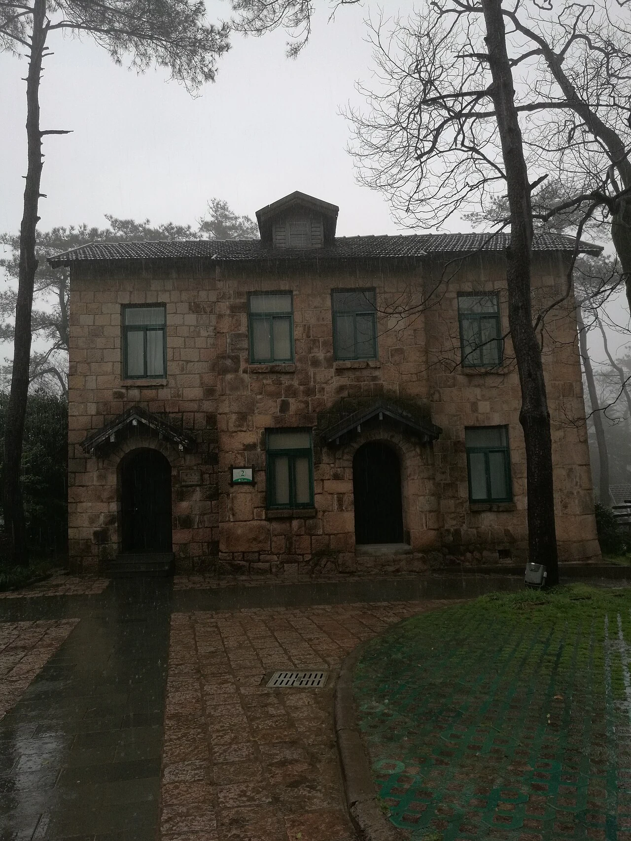 Historische Villa auf dem Berg Mogan