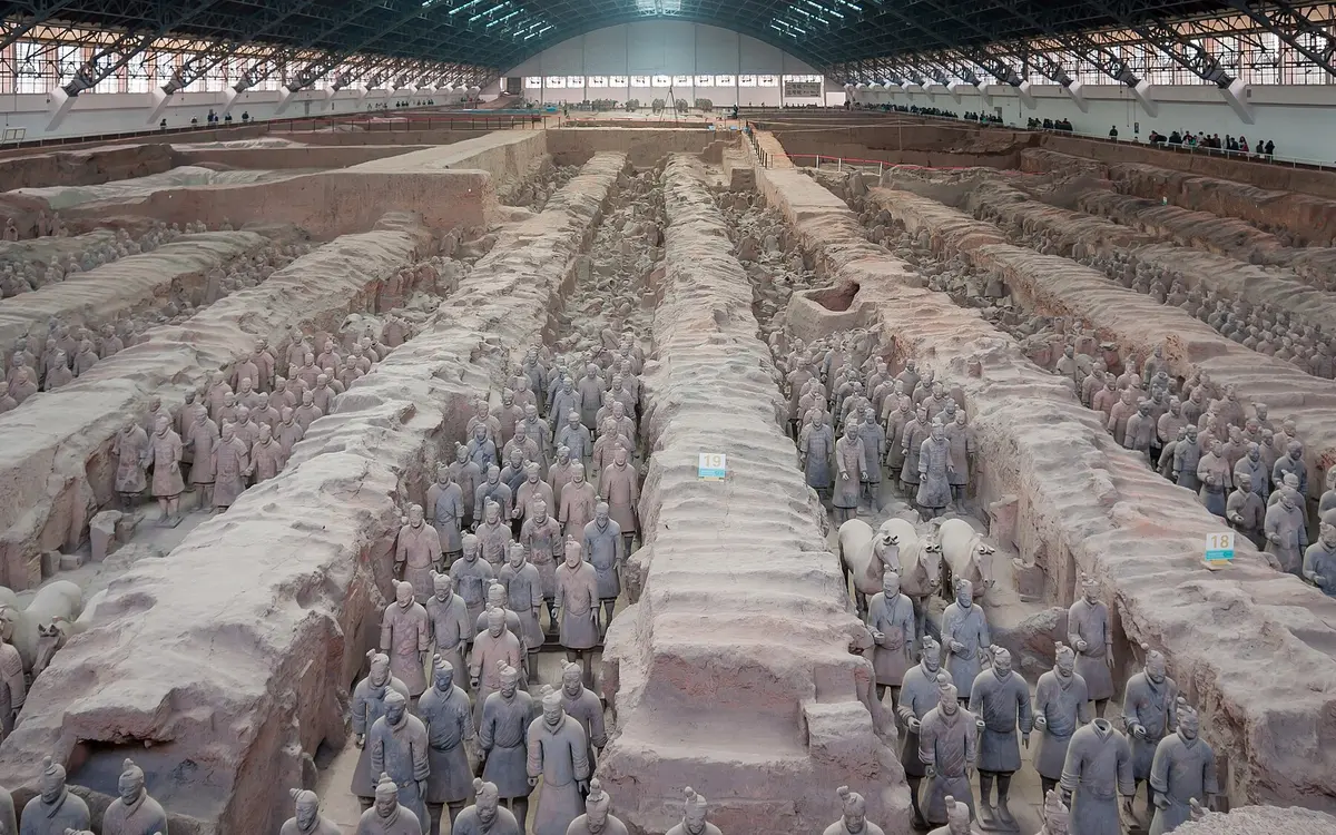 Filas de guerreros de terracota en una gran sala excavada de Xi’an